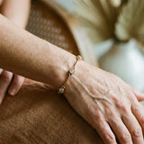 Elegantní náramek se zirkony ve zlaté barvě