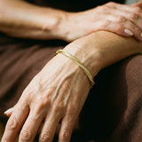 Elegantní náramek z krystalů se dvěma řadami zlata